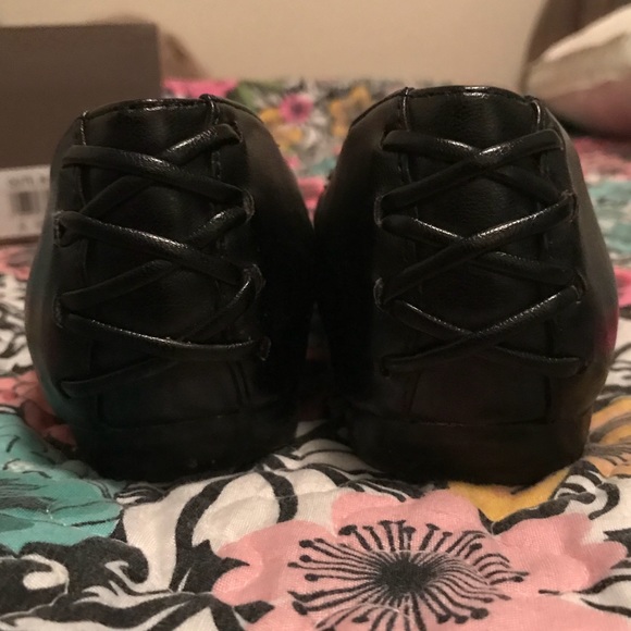 Black, pointed-toe flats by Life Stride - Picture 2 of 4